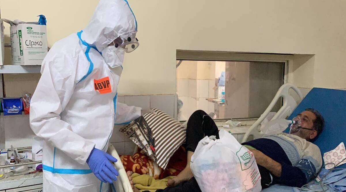 ಕೋವಿಡ್‌ ವಾರ್ಡ್‌ ನೊಳಗೆ ತೆರಳಿ, ಆಕ್ಸಿಜನ್‌ ಪೈಪ್‌ ತೆಗೆದು ರೋಗಿಗಳಿಗೆ ಜ್ಯೂಸ್‌ ನೀಡಿದ ಎಬಿವಿಪಿ ಕಾರ್ಯಕರ್ತರು !