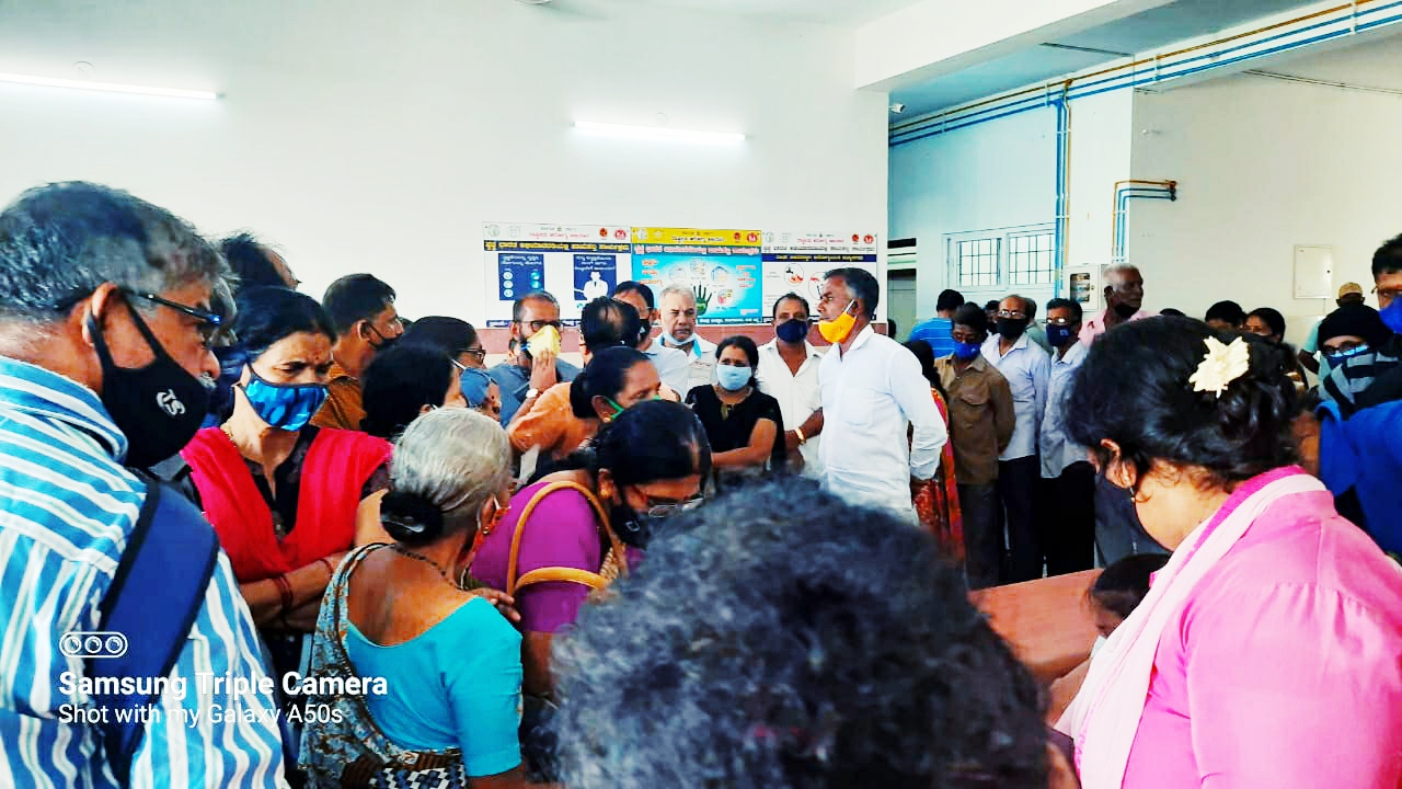 ಉಳ್ಳಾಲ : ಕೊರೋನ ಲಸಿಕೆಗೆ ಸರದಿ ಸಾಲಿನಲ್ಲಿ ನಿಂತ ಸ್ಥಳೀಯರು, ಗೊಂದಲದ ವಾತಾವರಣ