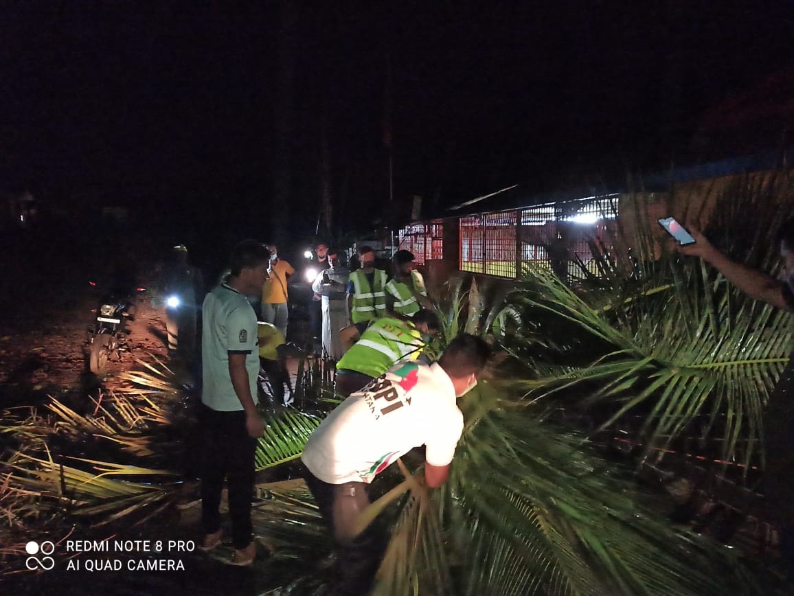 ಭಟ್ಕಳ: ಮಳೆಗಾಳಿಗೆ ರಸ್ತೆಗೆ ಉರುಳಿದ ಮರಗಳು; ಎಸ್.ಡಿಪಿಐ, ಪಿಎಫ್ಐ ತಂಡದಿಂದ ನೆರವು