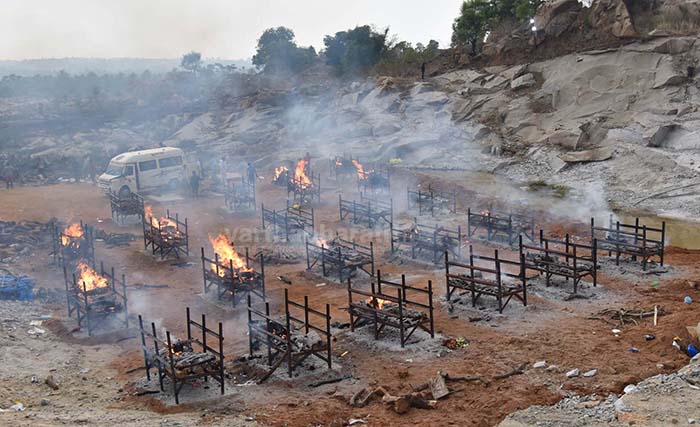 ಹೆಚ್ಚುತ್ತಲೇ ಇರುವ ಕೋವಿಡ್ ಸಾವು: ಬೆಂಗಳೂರಿನಲ್ಲಿ ಒಂದೇ ಬಾರಿಗೆ 26 ಮೃತದೇಹಗಳ ಸಾಮೂಹಿಕ ದಹನ