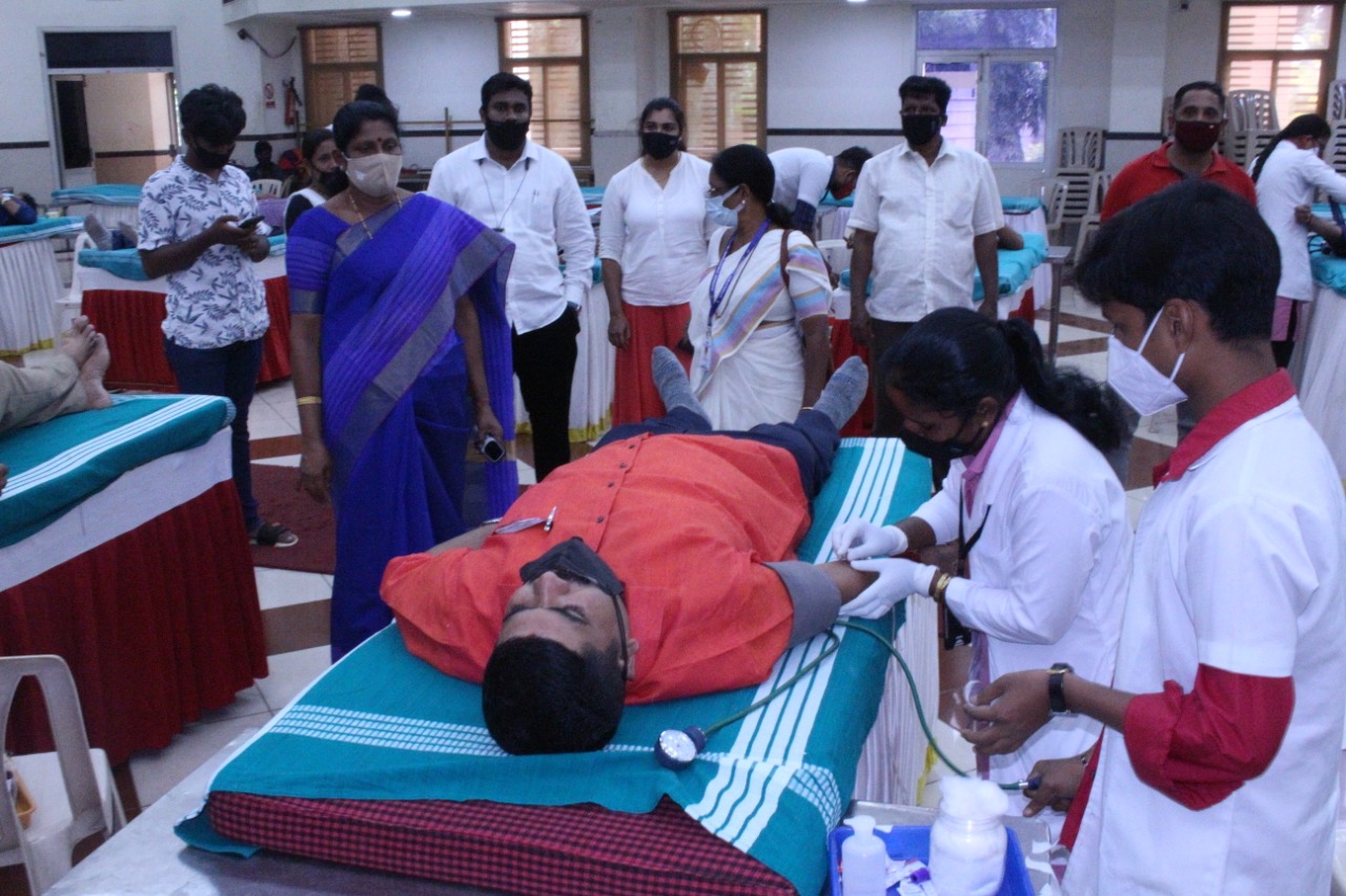 ರಕ್ತದಾನ ಶಿಬಿರ : ಬಿಜೆಪಿ ರಾಜ್ಯಾಧ್ಯಕ್ಷರ ಸಮ್ಮುಖದಲ್ಲೇ ಕೋವಿಡ್-19 ಮಾರ್ಗಸೂಚಿ ಉಲ್ಲಂಘನೆ ಆರೋಪ