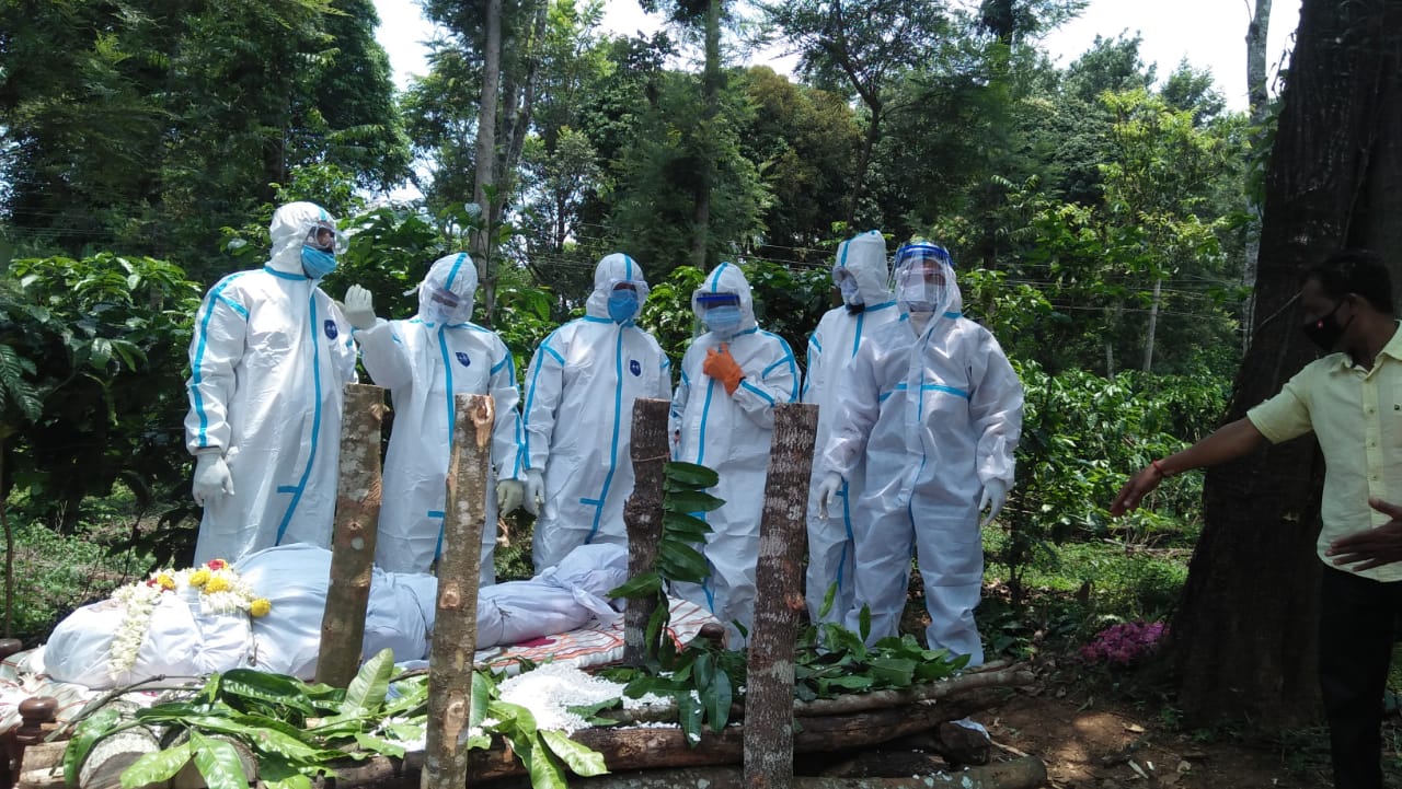 ಕೊರೋನ ಮೃತದೇಹಗಳಿಗೆ ಗೌರವಯುತ ಅಂತ್ಯಸಂಸ್ಕಾರ: ಮೂಡಿಗೆರೆಯ ಫಿಶ್ ಮೋನು ನೇತೃತ್ವದ ತಂಡಕ್ಕೆ ಮೆಚ್ಚುಗೆ