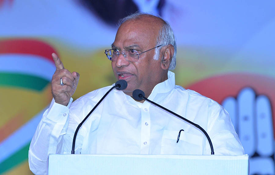 ಪ್ರಧಾನಿ ಮೋದಿ ಮತ್ತೊಮ್ಮೆ ಸುಳ್ಳು ಹೇಳಿಕೊಂಡು ತಿರುಗಾಡುತ್ತಿದ್ದಾರೆ: ಮಲ್ಲಿಕಾರ್ಜುನ ಖರ್ಗೆ ಕಿಡಿ