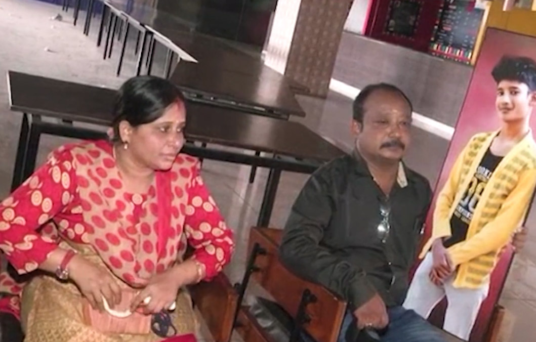 ಮೃತ ಪುತ್ರನಿಗೆ ಟಿಕೆಟ್ ಖರೀದಿಸಿ ಫೋಟೊ ಜೊತೆ ಯುವರತ್ನ ಸಿನೆಮಾ ವೀಕ್ಷಿಸಿದ ಹೆತ್ತವರು