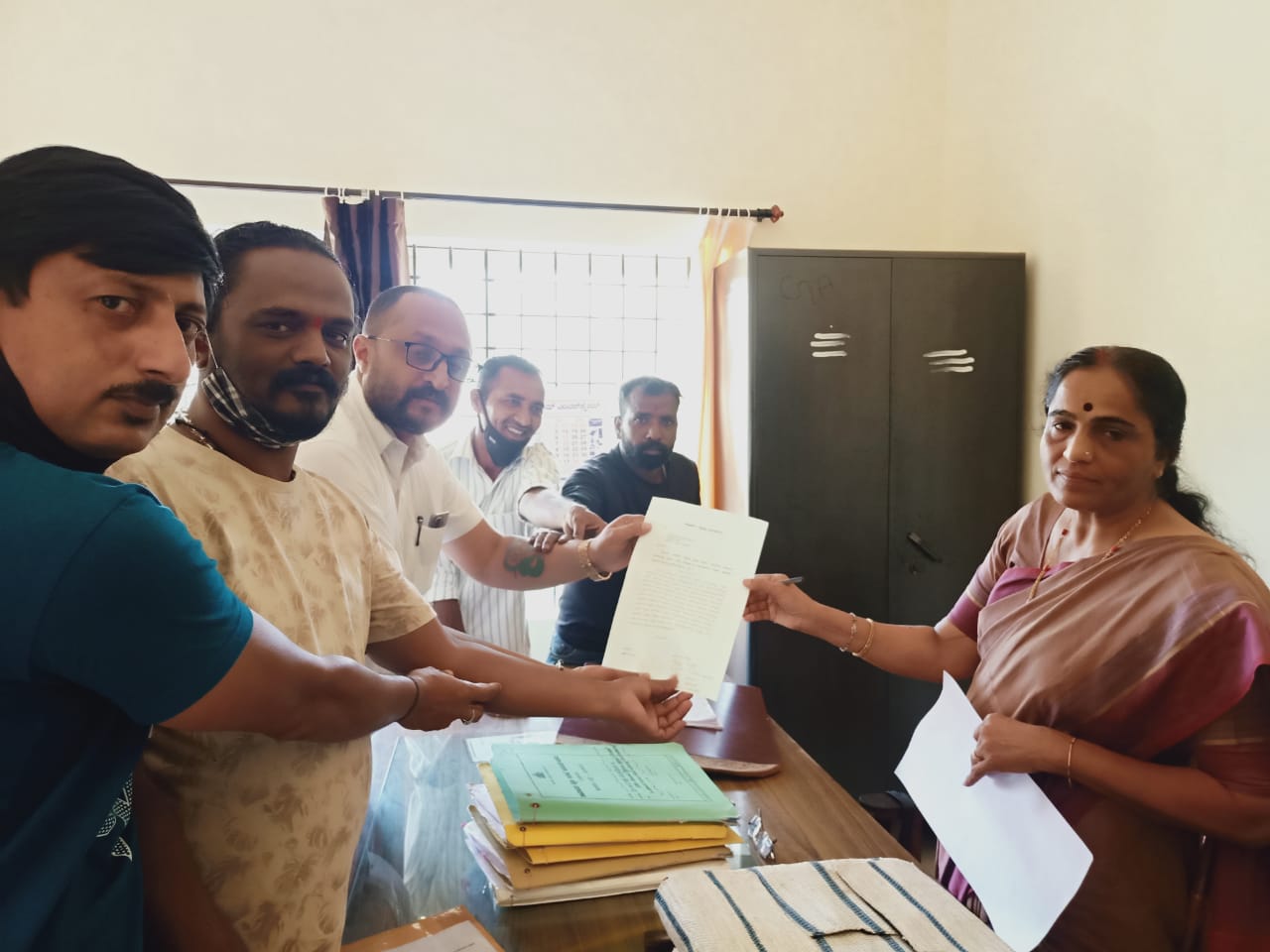 ಅಧಿಕ ಬೋಧನಾ ಶುಲ್ಕ ವಸೂಲಿ ಆರೋಪ: ಶಿಕ್ಷಣ ಇಲಾಖೆಗೆ ದೂರು ಸಲ್ಲಿಸಿದ ಕೊಡಗು ರಕ್ಷಣಾ ವೇದಿಕೆ