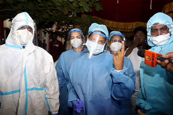 ಪಿಪಿಇ ಧರಿಸಿ ಮತ ಚಲಾಯಿಸಿದ ಡಿಎಂಕೆ ಸಂಸದೆ ಕನ್ನಿಮೋಳಿ