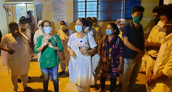 ನಕಲು ಮಾಡಲು ಅವಕಾಶ ಸಿಗದಿದ್ದಕ್ಕೆ ಪರೀಕ್ಷೆ ಬಹಿಷ್ಕರಿಸಿದ ವಿದ್ಯಾರ್ಥಿಗಳು; ಪೊಲೀಸ್‌ ಠಾಣೆ ಎದುರು ಪ್ರತಿಭಟನೆ !