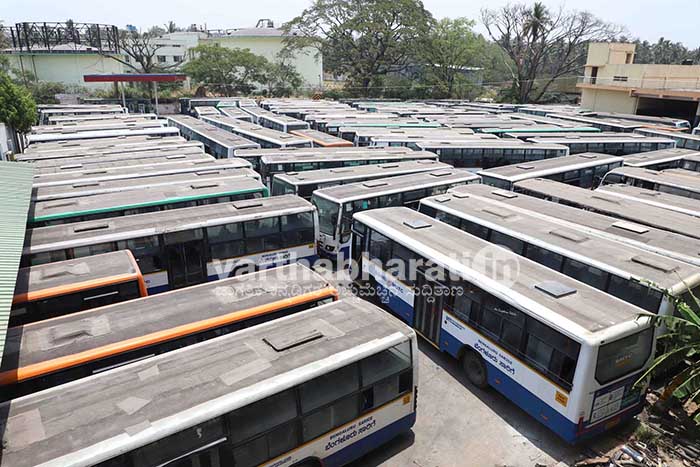 ಸಾರಿಗೆ ನೌಕರರ ಮುಷ್ಕರ: ರಾಜ್ಯದೆಲ್ಲೆಡೆ ಪ್ರಯಾಣಿಕರ ಪರದಾಟ, ಖಾಸಗಿ ಬಸ್‍ಗಾಗಿ ನೂಕುನುಗ್ಗಲು