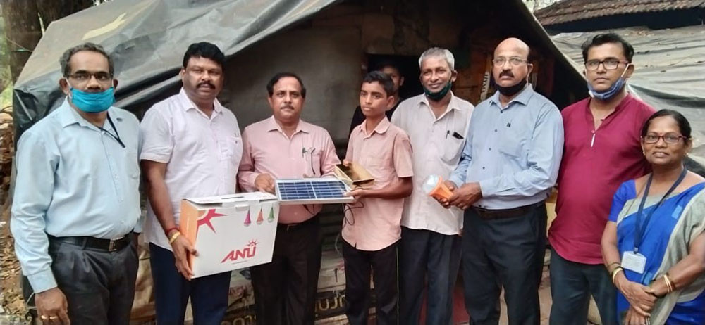 ವಿದ್ಯಾರ್ಥಿಯ ಗುಡಿಸಲಿಗೆ ಸೋಲಾರ್ ಲ್ಯಾಂಪ್ ವಿತರಿಸಿದ ಡಿಡಿಪಿಐ