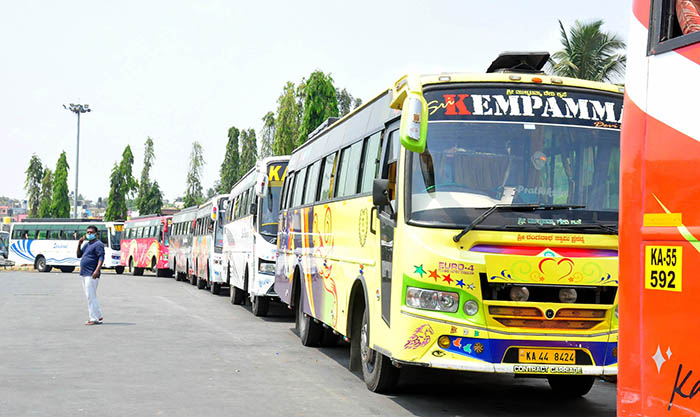 3ನೇ ದಿನವೂ ಮುಂದುವರಿದ ಸಾರಿಗೆ ನೌಕರರ ಮುಷ್ಕರ: ಸರಕಾರಿ ಬಸ್ ನಿಲ್ದಾಣಗಳಲ್ಲಿ ಖಾಸಗಿ ಬಸ್‍ಗಳ ದರ್ಬಾರ್