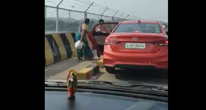 ಕಾರಲ್ಲಿ ಬಂದ ಮಹಿಳೆಯರು ಉಳ್ಳಾಲ ಸೇತುವೆಯಿಂದ ನದಿಗೆ ತ್ಯಾಜ್ಯ ಎಸೆತ