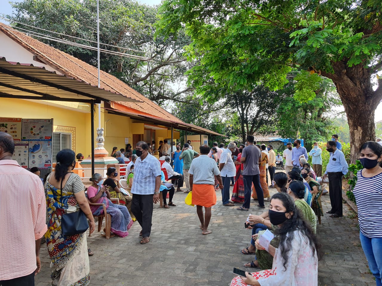 ಕಾಪು ಪ್ರಾಥಮಿಕ ಆರೋಗ್ಯ ಕೇಂದ್ರದಲ್ಲಿ ಕೋವಿಡ್ ವ್ಯಾಕ್ಸಿನ್ ಗೆ ಚಾಲನೆ: ಸುರಕ್ಷತೆ ಮರೆತ ಆರೋಪ