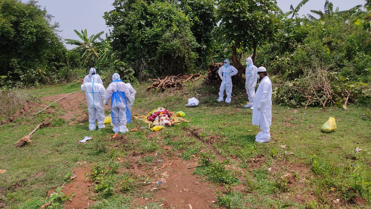 ಶಿಕಾರಿಪುರ: ಕೊರೋನದಿಂದ ಮೃತಪಟ್ಟ ಹಿಂದೂ ಮಹಿಳೆಯ ಶವ ಸಂಸ್ಕಾರ ನೆರವೇರಿಸಿದ ಯುವಕರ ತಂಡ