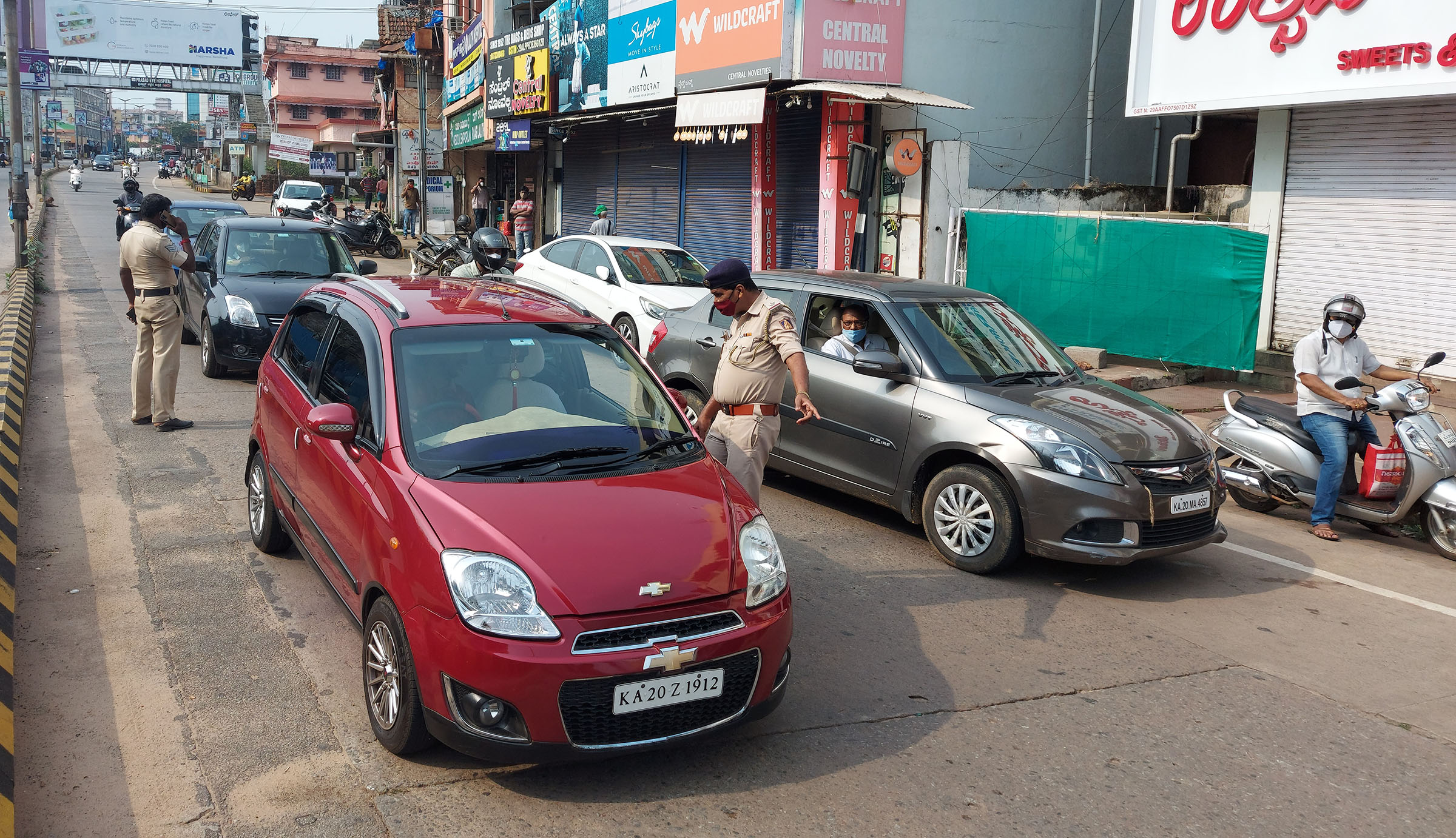 ಸಂಪೂರ್ಣ ಲಾಕ್‌ಡೌನ್ : ಉಡುಪಿ ಜಿಲ್ಲೆಯಾದ್ಯಂತ ಪೊಲೀಸ್ ಕಟ್ಟೆಚ್ಚರ