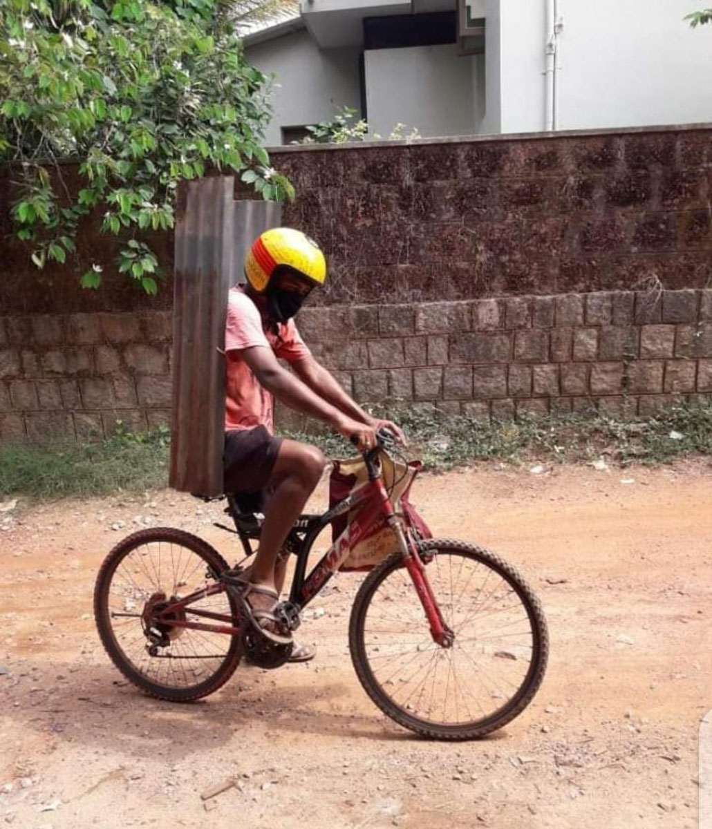 ಪೊಲೀಸ್ ಲಾಠಿ ಭೀತಿ: ಗಮನ ಸೆಳೆದ ಸೈಕಲ್ ಸವಾರ