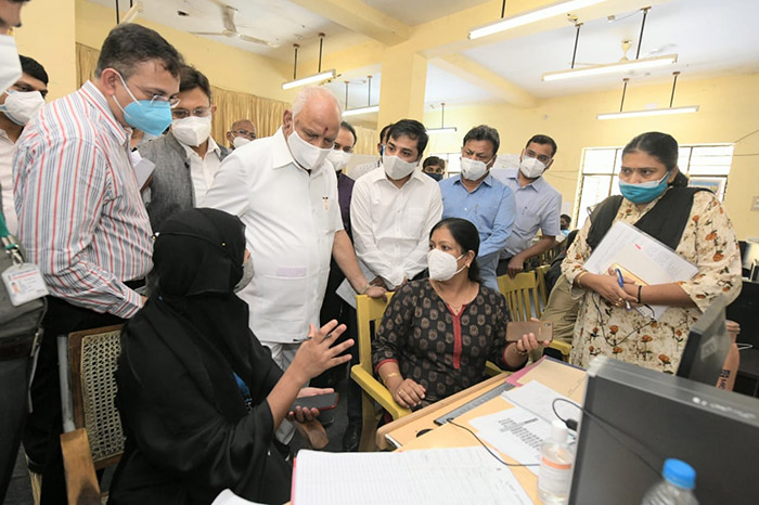 ಬಿಬಿಎಂಪಿ ವಾರ್ ರೂಮ್ ಗೆ ಭೇಟಿ ನೀಡಿ ಬೆಡ್ ಹಂಚಿಕೆ ಪರಿಶೀಲನೆ ನಡೆಸಿದ ಸಿಎಂ ಯಡಿಯೂರಪ್ಪ