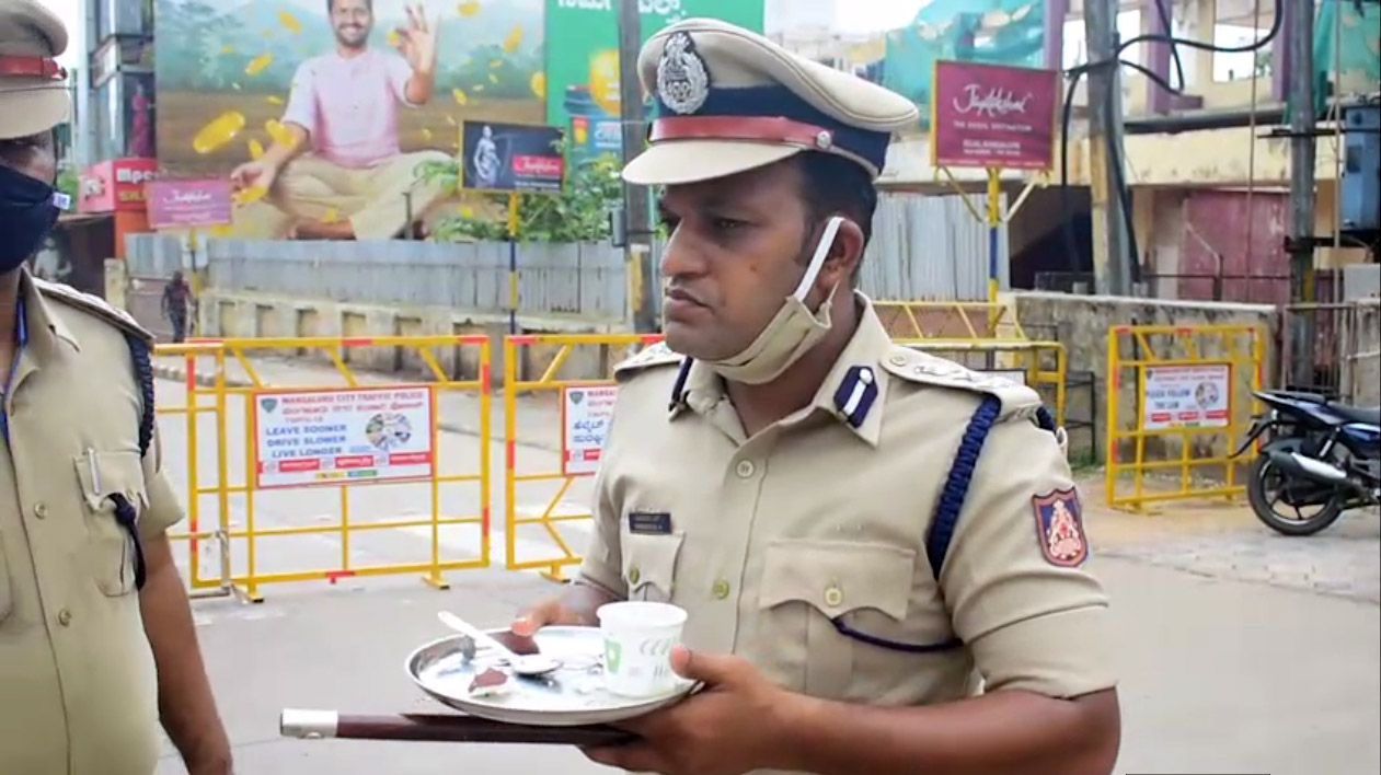 ಬಂದೋಬಸ್ತ್ ನಡುವೆ ತುಳುನಾಡಿನ ಪುಂಡಿ ತಿಂಡಿಯ ರುಚಿ ಸವಿದ ಪೊಲೀಸ್ ಕಮಿಷನರ್