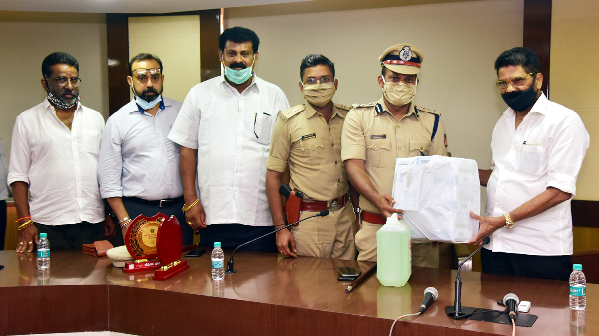 ಎಸ್‌ಸಿಡಿಸಿಸಿಯಿಂದ ಪೊಲೀಸರಿಗೆ ಮಾಸ್ಕ್, ಸ್ಯಾನಿಟೈಸ್ ಹಸ್ತಾಂತರ
