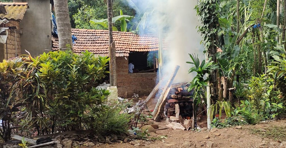 ಮುದೂರು: ಸ್ಮಶಾನ ಇಲ್ಲದೆ ಮನೆಯಂಗಳದಲ್ಲಿಯೇ ಶವಸಂಸ್ಕಾರ