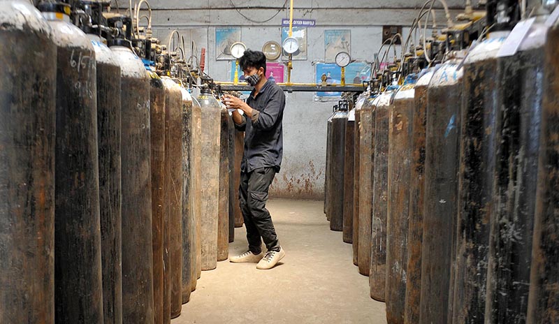 ಬೆಂಗಳೂರು: ಆಕ್ಸಿಜನ್ ದೊರೆಯದೆ ಆಸ್ಪತ್ರೆಯ ಆವರಣದಲ್ಲೇ ನರಳಾಡಿದ ರೋಗಿ