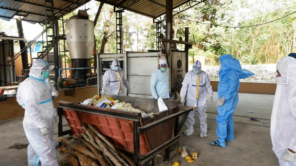 ಕೋವಿಡ್‍ನಿಂದ ಮೃತ್ಯು: ಹಿಂದೂ ಸಂಪ್ರದಾಯದಂತೆ ಅಂತ್ಯಸಂಸ್ಕಾರ ನೆರವೇರಿಸಿದ ಮುಸ್ಲಿಂ ಸಂಘಟನೆಗಳು