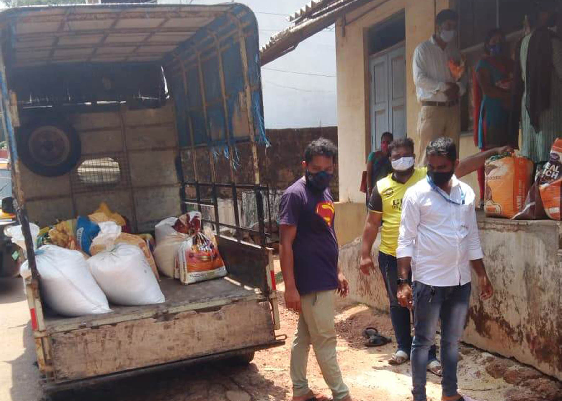 ಪಡುಬಿದ್ರಿ: ಪಡಿತರ ಸಾಮಾಗ್ರಿಗಳನ್ನು ಉಚಿತವಾಗಿ ಮನೆ ಬಾಗಿಲಿಗೆ ತಲುಪಿಸುತ್ತಿರುವ ತಂಡ