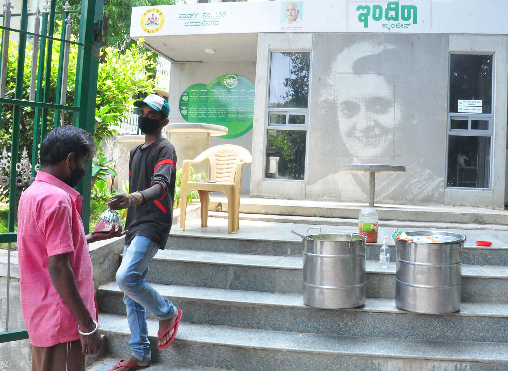 ಇಂದಿರಾ ಕ್ಯಾಟೀನ್‍ಗಳಲ್ಲಿ ಹತ್ತು ರೂ. ಕೊಟ್ಟರೆ ಮಾತ್ರ ಊಟ: ಕಟ್ಟಡ ಕಾರ್ಮಿಕರ ಆರೋಪ