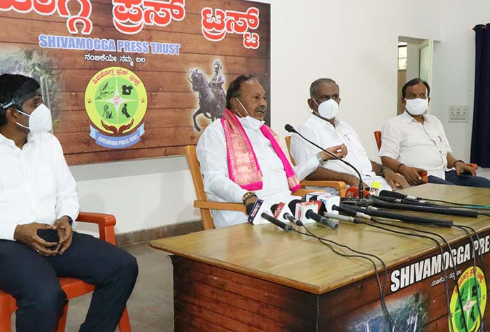 ಅಗತ್ಯ ವಸ್ತುಗಳ ಖರೀದಿಗೆ ಅವಕಾಶವಿದೆ, ದಾರಿ ತಪ್ಪಿಸುವ ಹೇಳಿಕೆಗಳಿಗೆ ಕಿವಿಗೊಡಬೇಡಿ: ಸಚಿವ ಈಶ್ವರಪ್ಪ