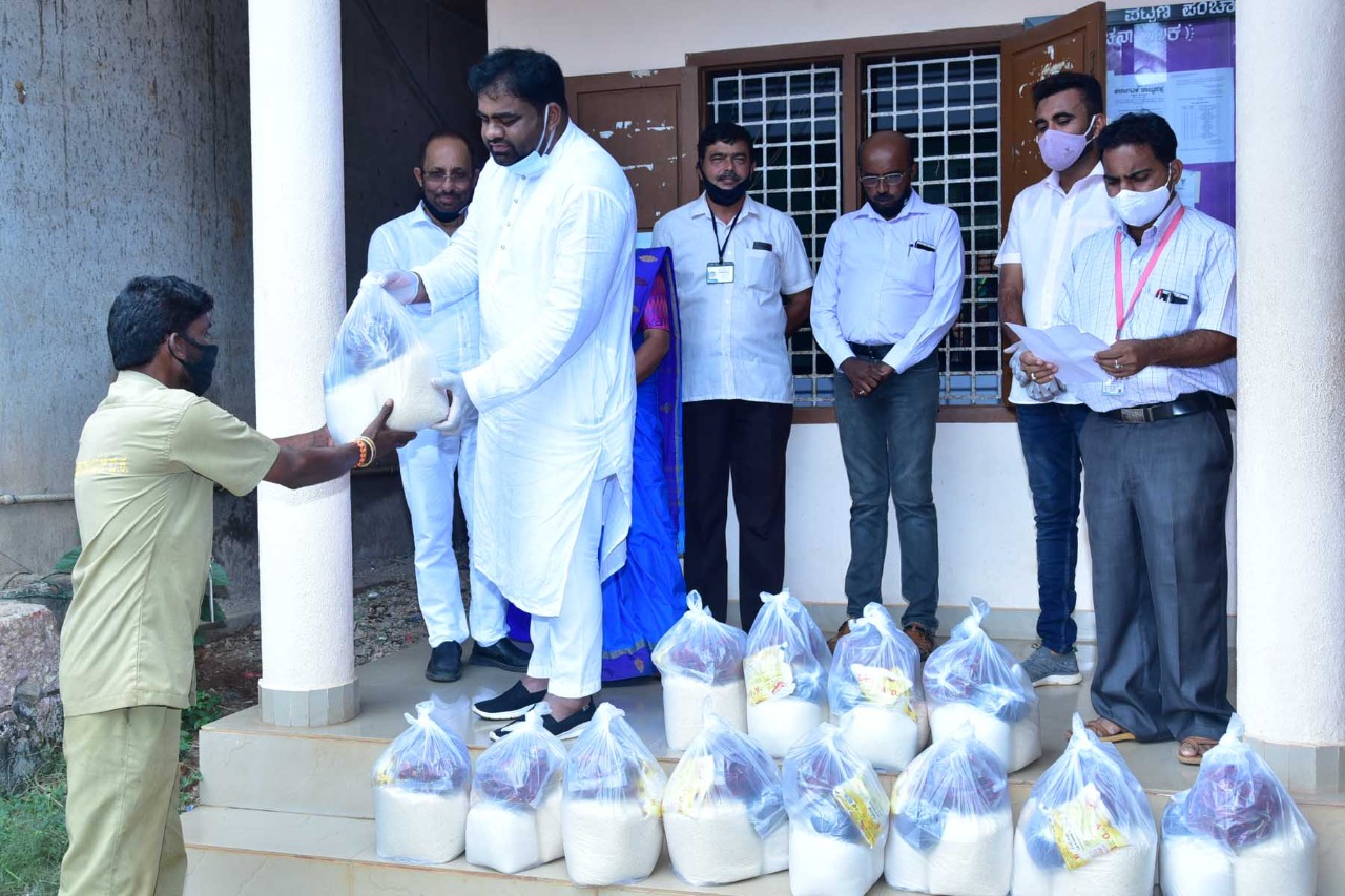 ವಿಟ್ಲ: ಈದುಲ್ ಫಿತ್ರ್ ಪ್ರಯುಕ್ತ ಪೊಲೀಸರು, ಕೋವಿಡ್ ಯೋಧರಿಗೆ ಊಟ, ರೇಶನ್ ಕಿಟ್ ವಿತರಣೆ