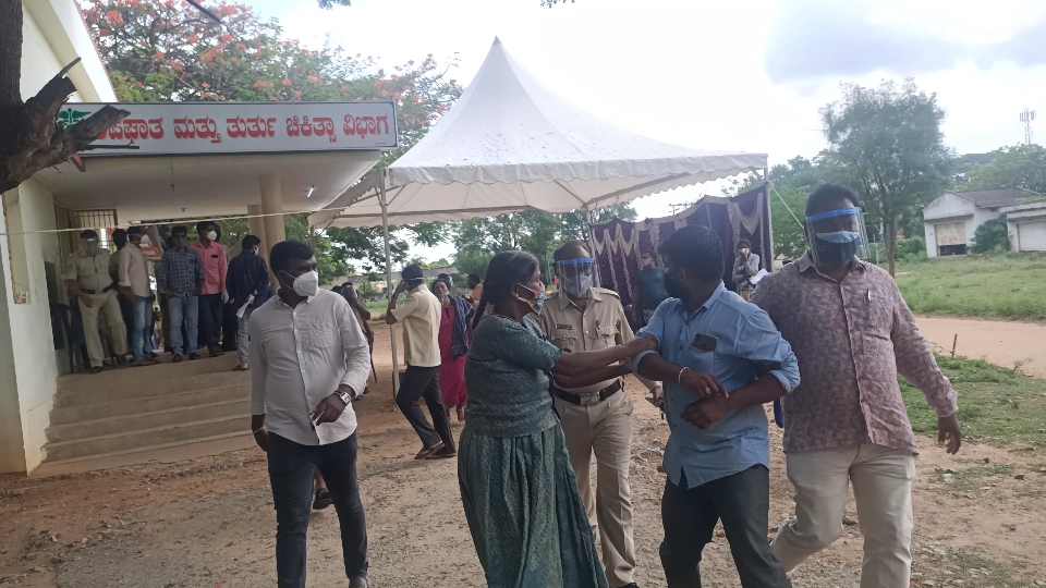 ಗುಂಡ್ಲುಪೇಟೆ: ಕೋವಿಡ್ ಸೋಂಕಿತ ಮಹಿಳೆ ಸಾವು; ಸಂಬಂಧಿಕರಿಂದ ಆಸ್ಪತ್ರೆಯಲ್ಲಿ ದಾಂಧಲೆ