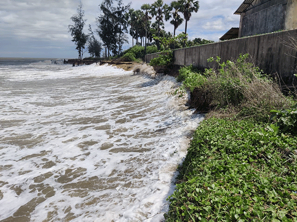 ಚಂಡಮಾರುತ ಪರಿಣಾಮ: ಉಳ್ಳಾಲ ಸೋಮೇಶ್ವರದಲ್ಲಿ ಕಡಲು ಪ್ರಕ್ಷುಬ್ಧ