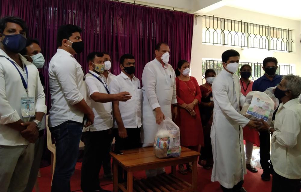 ಕಾಂಗ್ರೆಸ್ ಕೋವಿಡ್ ಹೆಲ್ಪ್‌ಲೈನ್‌ನಿಂದ ಕಿಟ್ ವಿತರಣೆ