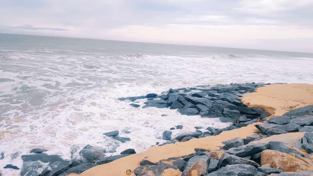 ಕರಾವಳಿಯಲ್ಲಿ ಭಾರಿ ಗಾಳಿ-ಮಳೆ ನಿರೀಕ್ಷೆ: ಸಮುದ್ರದಲ್ಲಿ ಅಲೆಗಳ ಅಬ್ಬರ ತೀವ್ರ