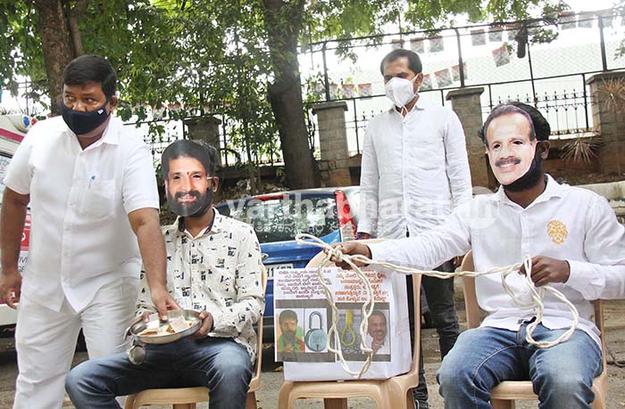 ಡಿವಿಎಸ್, ಸಿ.ಟಿ.ರವಿ ಮುಖವಾಡ ಧರಿಸಿ, ಭಿಕ್ಷಾಟನೆ ನಡೆಸಿದ ಕಾಂಗ್ರೆಸ್ ಮುಖಂಡರು