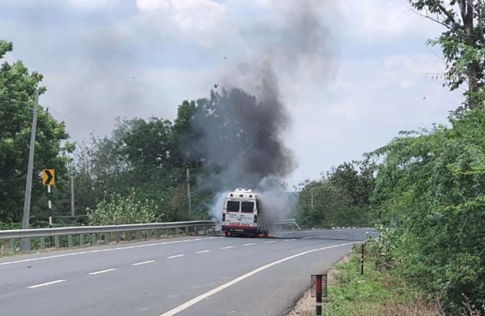 ಕಲಬುರಗಿ: ಖಾಲಿ ಆಕ್ಸಿಜನ್ ಸಿಲಿಂಡರ್ ಕೊಂಡೊಯ್ಯುತ್ತಿದ್ದ ಆ್ಯಂಬುಲೆನ್ಸ್ ಗೆ ಬೆಂಕಿ