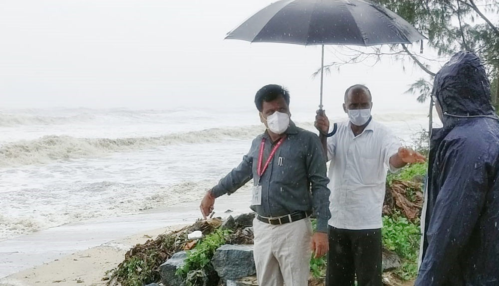 ಕೋಡಿ ಹೊಸಬೆಂಗ್ರೆಯಲ್ಲಿ ಕಡಲಕೊರೆತ: ತಹಶೀಲ್ದಾರ್ ಭೇಟಿ