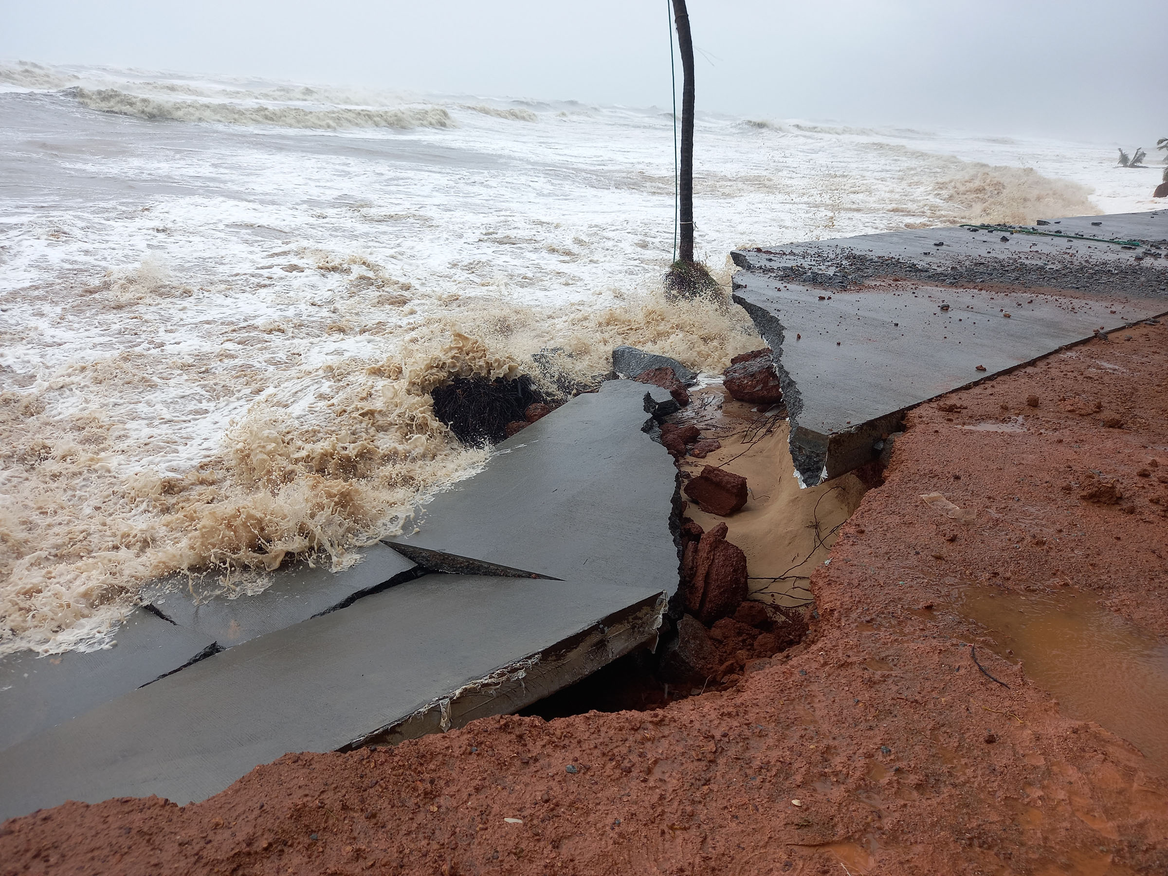 ಮರವಂತೆ; ಕೊಚ್ಚಿ ಹೋದ ರಸ್ತೆ: ನೂರಾರು ತೆಂಗಿನ ಮರಗಳು ಕಡಲಪಾಲು