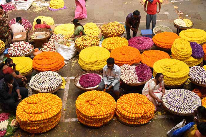 ಹೂ ಬೆಳೆಗಾರರಿಗೆ ಮುಳ್ಳಾದ ಲಾಕ್‍ಡೌನ್: ರಾಜ ಕಾಲುವೆಗೆ ಹೂವು ಸುರಿದು ಆಕ್ರೋಶ