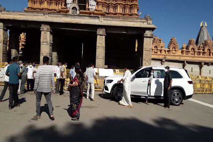 ಸಿಎಂ ಪುತ್ರನಿಗೆ ದರ್ಶನಕ್ಕೆ ಅವಕಾಶ: ಕ್ಷಮೆಯಾಚಿಸಿದ ದೇವಸ್ಥಾನದ ಕಾರ್ಯನಿರ್ವಾಹಕ ಅಧಿಕಾರಿ