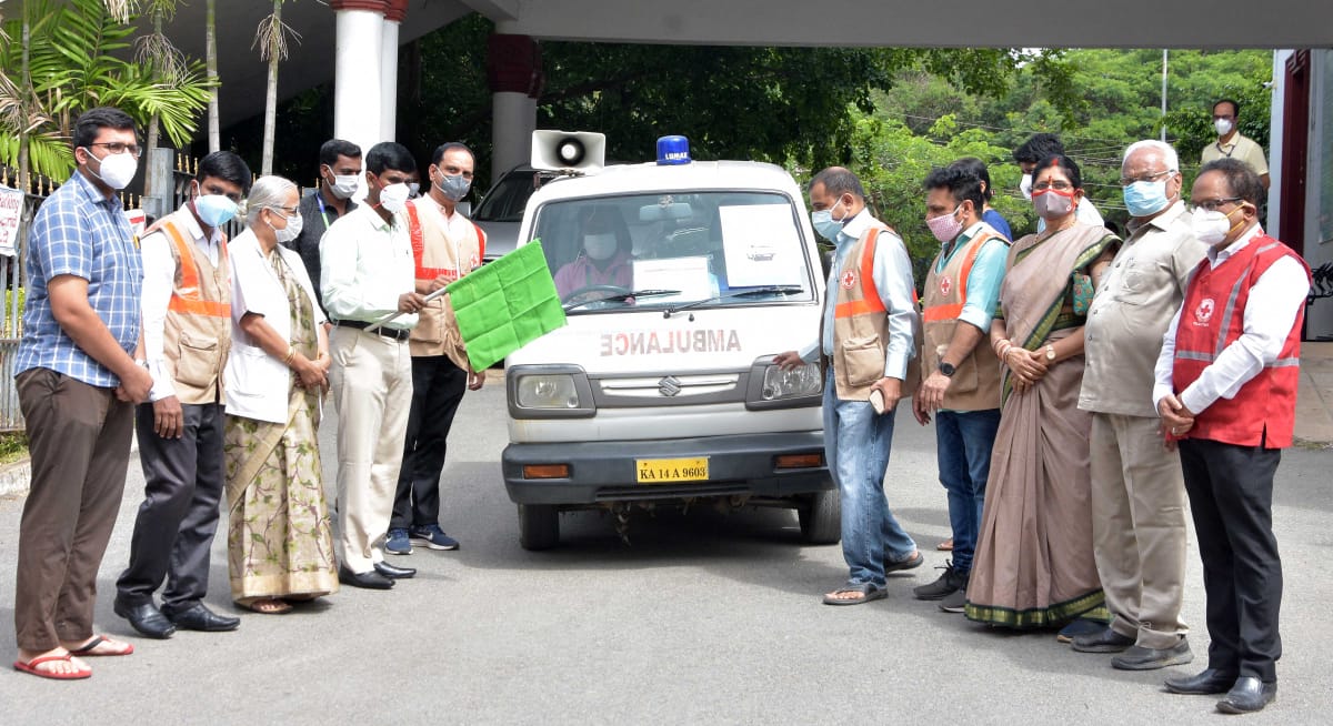 ಶಿವಮೊಗ್ಗ: ಕೋವಿಡ್ ಸೋಂಕಿತರಿಗಾಗಿ ಉಚಿತ ಆ್ಯಂಬುಲೆನ್ಸ್ ಸೇವೆಗೆ ಜಿಲ್ಲಾಧಿಕಾರಿ ಚಾಲನೆ
