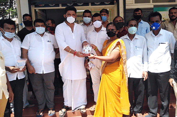 ಮುಲ್ಕಿ- ಮೂಡುಬಿದಿರೆ ಬ್ಲಾಕ್ ಕಾಂಗ್ರೆಸ್ ನಿಂದ ಮೂರು ಸಾವಿರ ಐಸೋಲೇಶನ್ ಕಿಟ್ ವಿತರಣೆಗೆ ಚಾಲನೆ