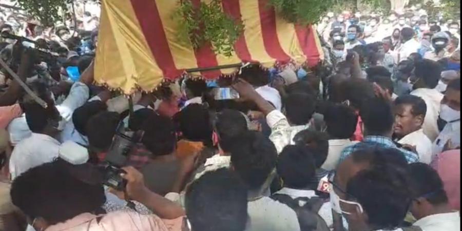 ಕೋವಿಡ್‍ಗೆ ಆಯುರ್ವೇದ ಮದ್ದು ಪಡೆಯಲು ಆಂಧ್ರದ ನೆಲ್ಲೂರು ಜಿಲ್ಲೆಯ ಗ್ರಾಮದಲ್ಲಿ ಭಾರೀ ಜನಸಂದಣಿ