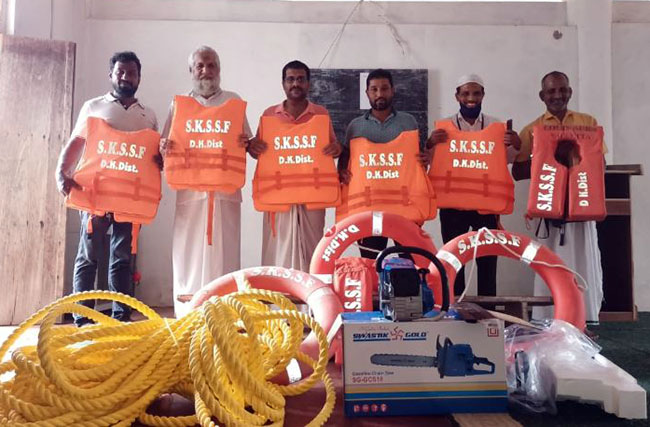 ಉಪ್ಪಿನಂಗಡಿ : ಎಸ್ಕೆಎಸ್ಸೆಸ್ಸೆಫ್ ವಿಖಾಯ ತಂಡಕ್ಕೆ ರಕ್ಷಣಾ ಸಲಕರಣೆ ಹಸ್ತಾಂತರ