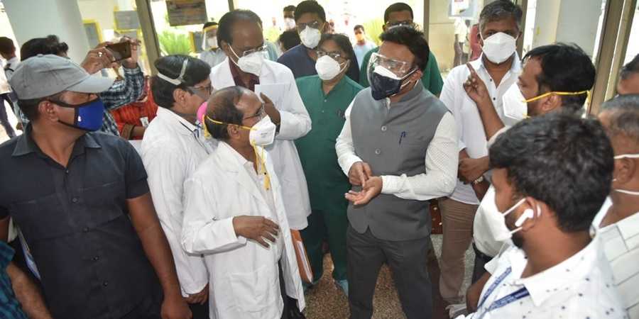 ಕಿಮ್ಸ್‌ನಲ್ಲಿ ನಿರೀಕ್ಷಿತ ಸಾಮರ್ಥ್ಯದ ಕೋವಿಡ್‌ ಚಿಕಿತ್ಸೆ ಸಿಗುತ್ತಿಲ್ಲ : ಸಚಿವ ಸುಧಾಕರ್‌