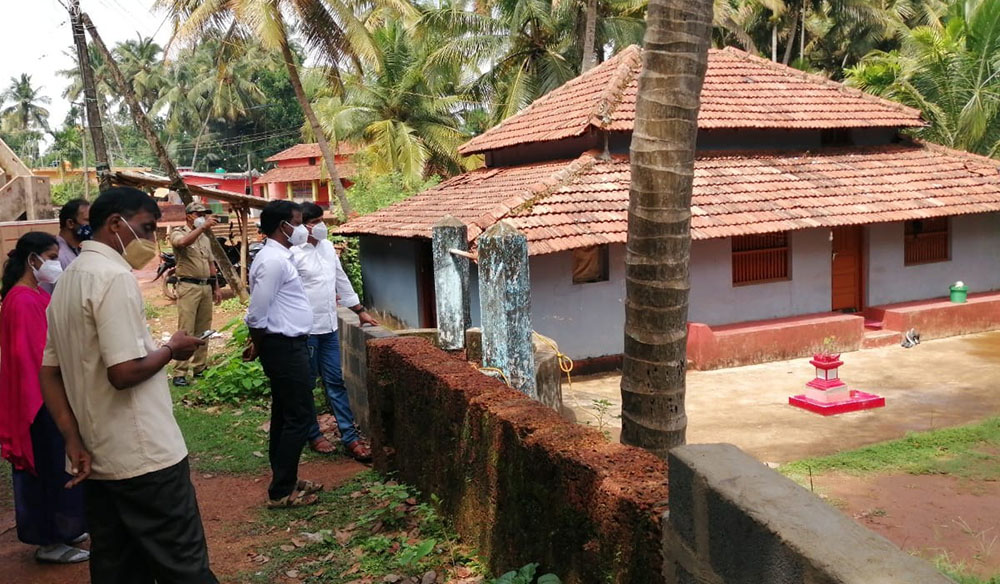 ಶಿರೂರು : ಕೋರೋನ ಸೋಂಕಿತರ ಮನೆಗಳಿಗೆ ಉಡುಪಿ ಡಿಸಿ ಭೇಟಿ