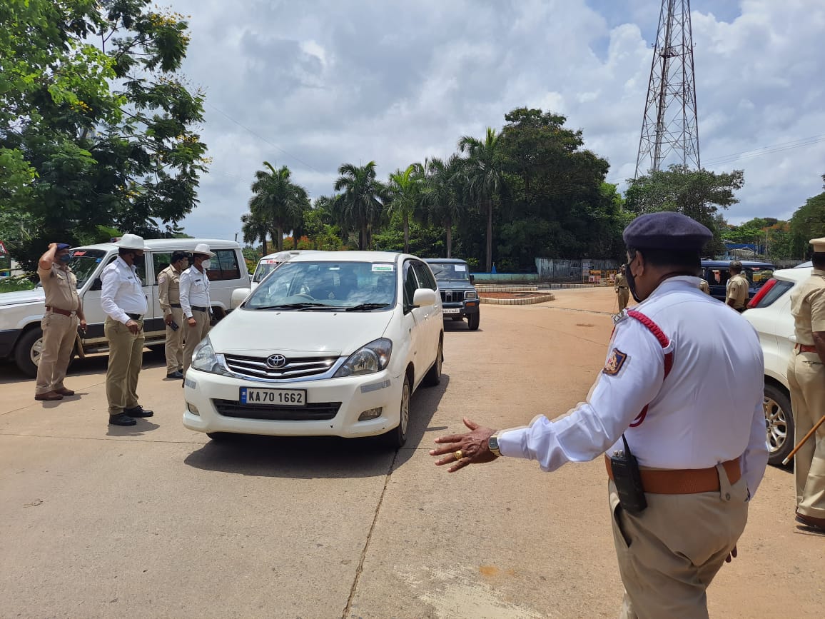 ​ಕೊರೋನ ಗಂಭೀರತೆ ಬಗ್ಗೆ ಟ್ರಾಫಿಕ್ ಎಎಸ್‌ಐ ಡೊಂಬಯ್ಯರಿಂದ ಜಾಗೃತಿ