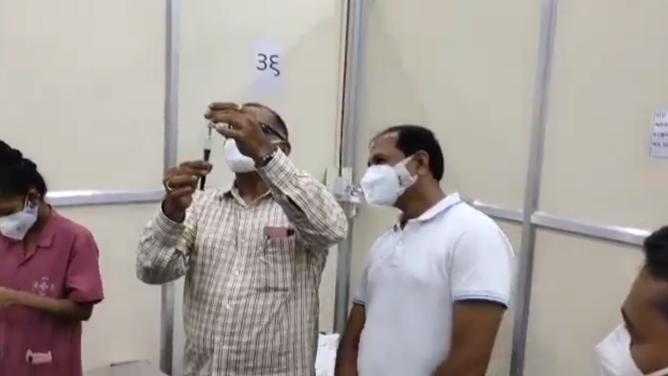 ಸಿರೆಂಜ್ ಗೆ ರೆಮ್ಡೆಸಿವಿರ್ ತುಂಬಿಸಿದ ಬಿಜೆಪಿ ಶಾಸಕ: ವಿವಾದ ಸ್ಫೋಟ