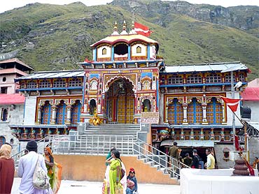 ಲಾಕ್ ಡೌನ್ ಸಂದರ್ಭ ದೇವಾಲಯಕ್ಕೆ ಭೇಟಿ ನೀಡಿರುವ ಬಿಜೆಪಿ ನಾಯಕರು: ಬದ್ರಿನಾಥ್  ಅರ್ಚಕರ  ಆಕ್ಷೇಪ