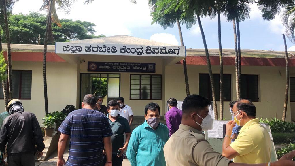 ಶಿವಮೊಗ್ಗ: ಲಸಿಕೆ ಕೇಂದ್ರದಲ್ಲಿ ಕಾಂಗ್ರೆಸ್- ಬಿಜೆಪಿ ಕಾರ್ಯಕರ್ತರ ಮಾತಿನ ಚಕಮಕಿ