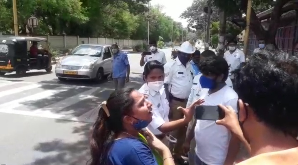 ನಾನು ಗರ್ಭಿಣಿ, ಹೊಟ್ಟೆ ನೋವು ಎಂದರೂ ಬಿಡುತ್ತಿಲ್ಲ: ಪೊಲೀಸರ ವಿರುದ್ಧ ಮಹಿಳೆ ಆರೋಪ ನಾನು ಗರ್ಭಿಣಿ, ಹೊಟ್ಟೆ ನೋವು ಎಂದರೂ ಬಿಡುತ್ತಿಲ್ಲ: ಪೊಲೀಸರ ವಿರುದ್ಧ ಮಹಿಳೆ ಆರೋಪ